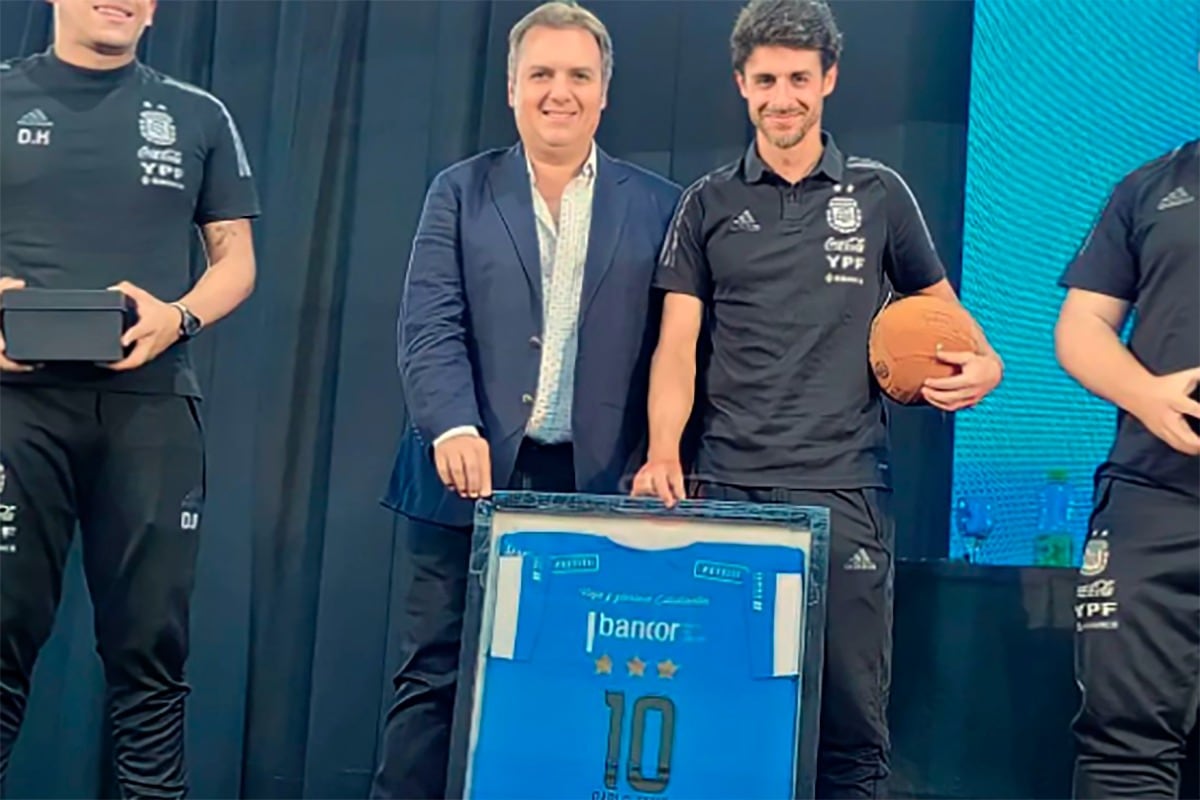 Aimar durante un homenaje