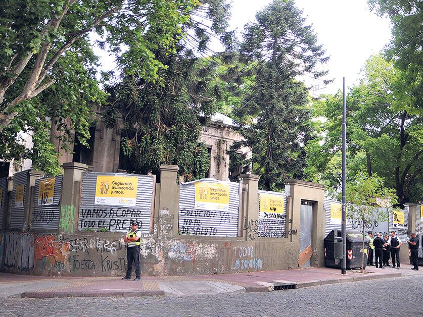 El predio del ex Padelai permanece custodiado para evitar nuevas tomas.