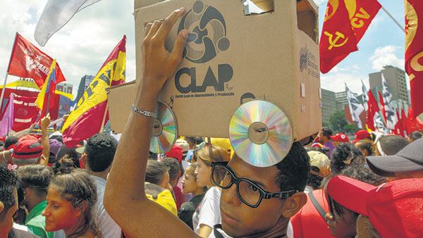Simpatizantes de Maduro manifiestan su apoyo durante el cierre de campaña en Caracas.