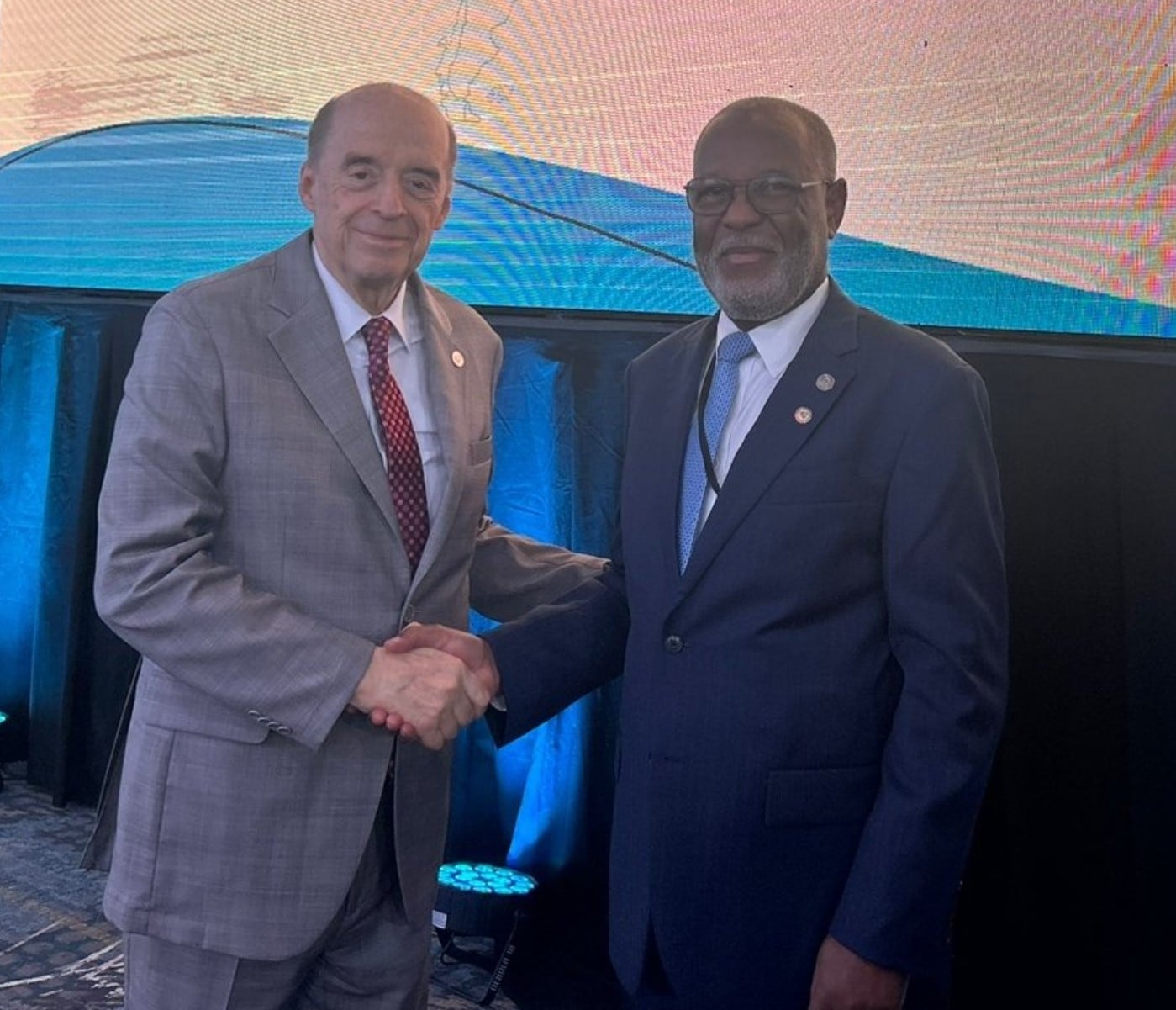 El canciller colombiano, Álvaro Leyva, junto a su homólogo haitiano, Jean Victor Geneus
