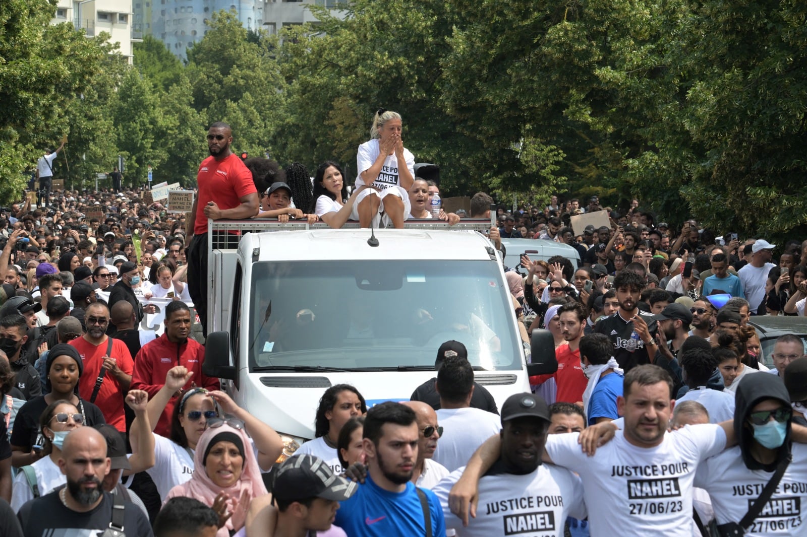 Mounia, madre de Nahel, viaja en camioneta durante la manifestación en Nanterre.