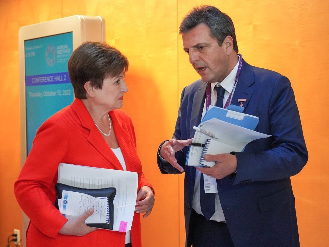 La titular del FMI, Kristalina Georgieva, con el ministro de Economía, Sergio Massa, en el último encuentro del G-20.