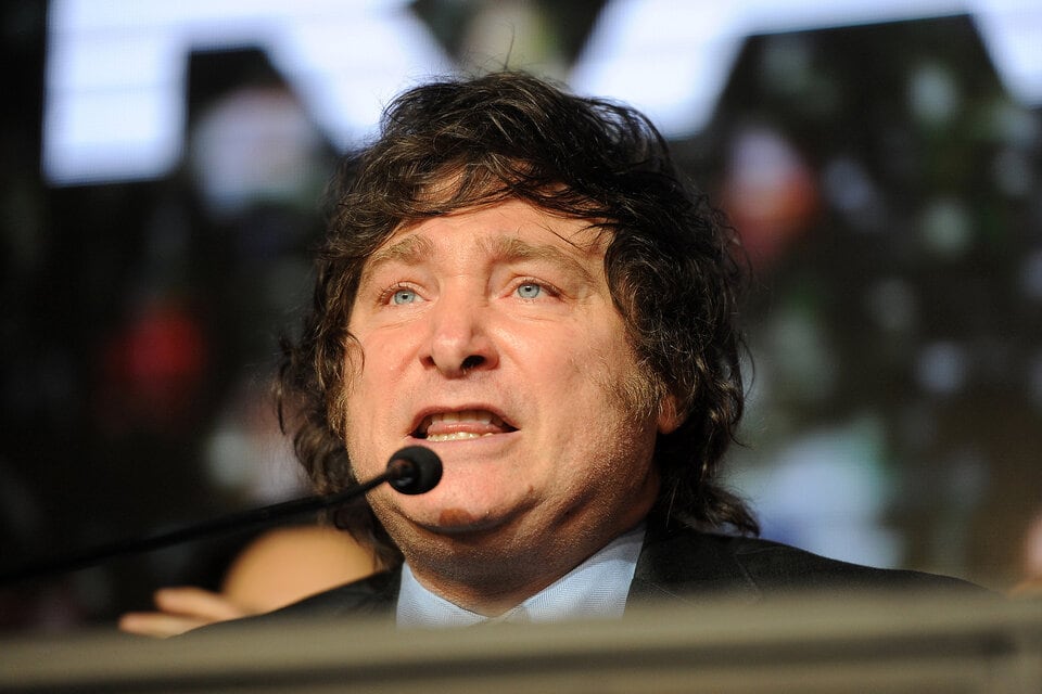 Javier Milei, líder de la ultraderecha argentina, ahora dice que tiene los dólares para hacer la conversión dolarizadora al actual tipor de cambio financiero.