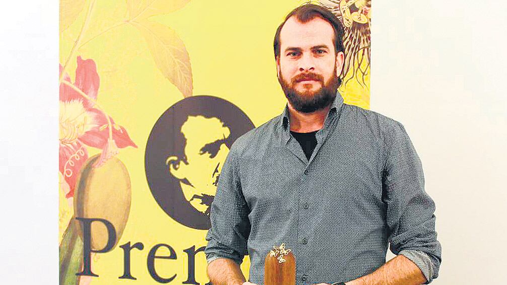 El autor fue finalista del Premio Nadal con Y he aquí un caballo blanco.