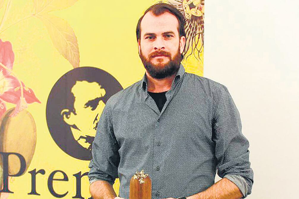 El autor fue finalista del Premio Nadal con Y he aquí un caballo blanco.