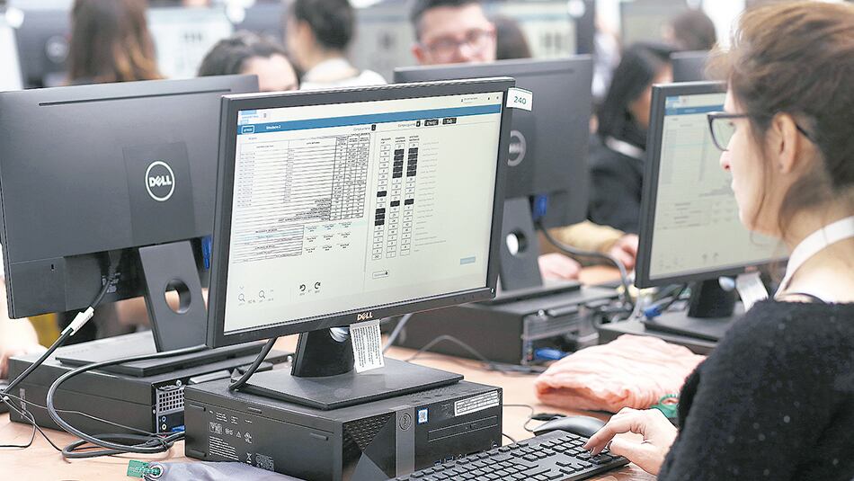 La oposición acumula sospechas sobre los cambios en el escrutinio. 