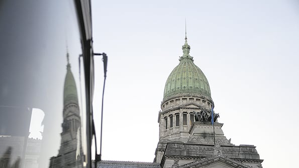 El amparo reclama que las bancas se distribuyan según el censo 2010.