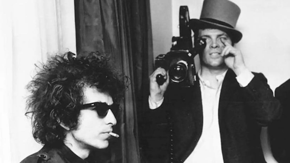 D.A. Pennebaker filma a Bob Dylan para lo que luego sería Don't Look Back (1967).