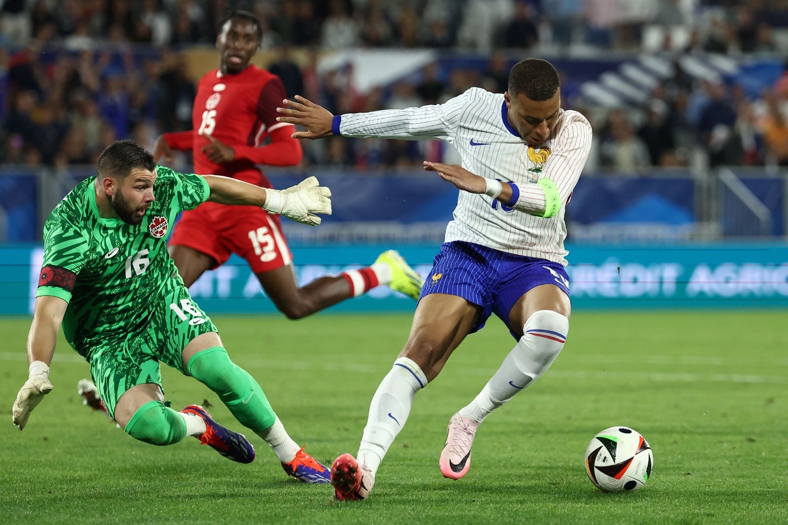 Mbappé frente al arquero canadiense