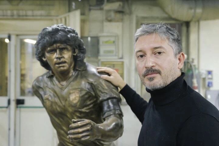 Domenico Sepe, autor de la escultura, dijo que ya hay interesados en comprar la obra del Diez. (Foto: AFP)