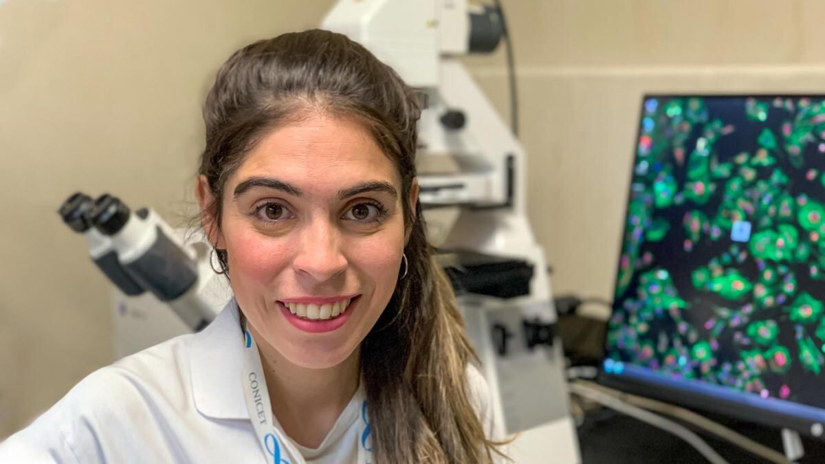 Florencia González Lizárraga,becaria posdoctoral del Conicet y una de las autoras del proyecto, entre el Instituto de Investigación en Medicina Molecular y Celular Aplicada, en Tucumán, y el Instituto del Cerebro de París (Francia) (Foto: Prensa Conicet)