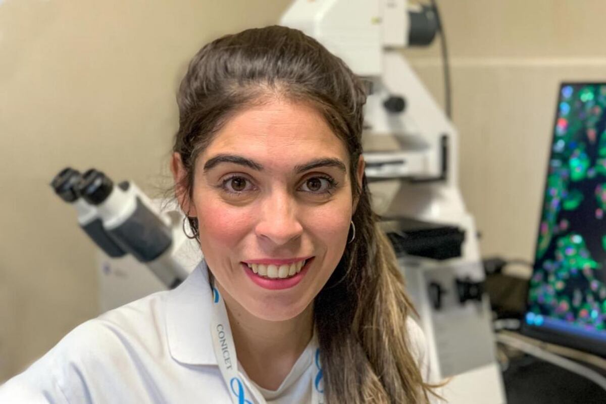 Florencia González Lizárraga,becaria posdoctoral del Conicet y una de las autoras del proyecto, entre el Instituto de Investigación en Medicina Molecular y Celular Aplicada, en Tucumán, y el Instituto del Cerebro de París (Francia) (Foto: Prensa Conicet)