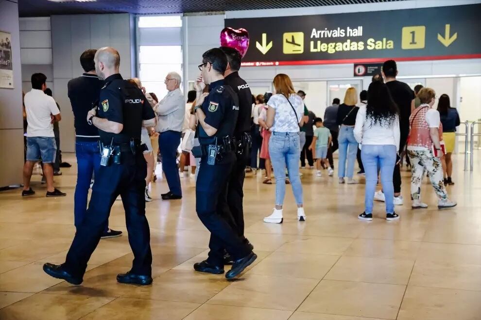 Un grupo de agentes de Policía Nacional vigilan el aeropuerto de Madrid Barajas