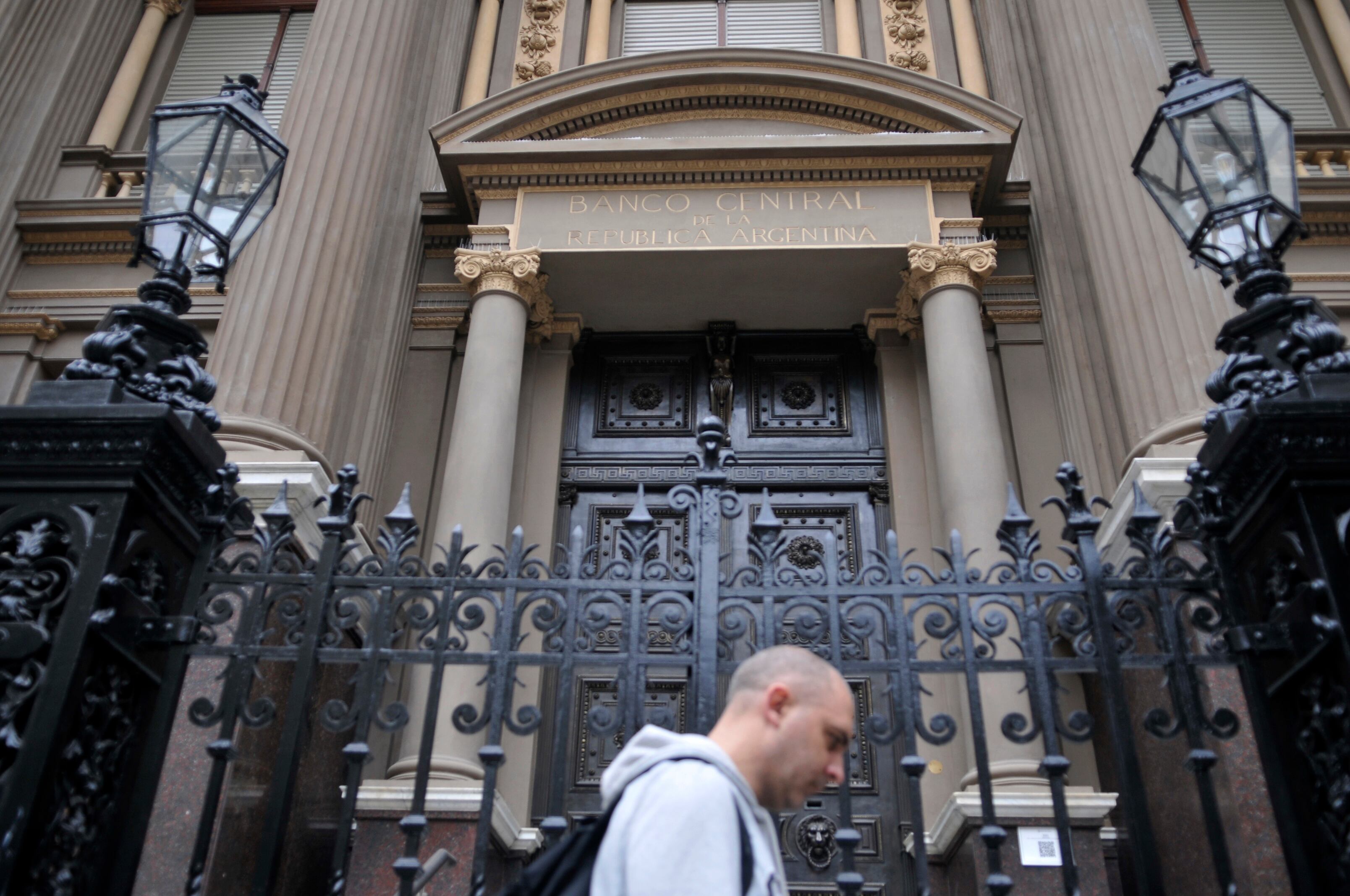 Según el documento del BCRA, el PBI caería 3,8 por ciento este año frente a 2023.