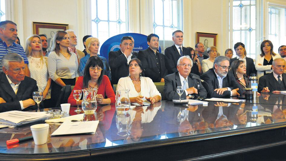 Gioja, Conti, García, Recalde, Basterra y Garré durante la conferencia de prensa del bloque del FpV-PJ.