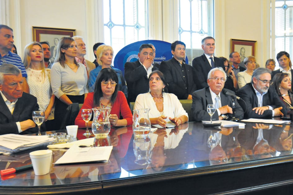 Gioja, Conti, García, Recalde, Basterra y Garré durante la conferencia de prensa del bloque del FpV-PJ.