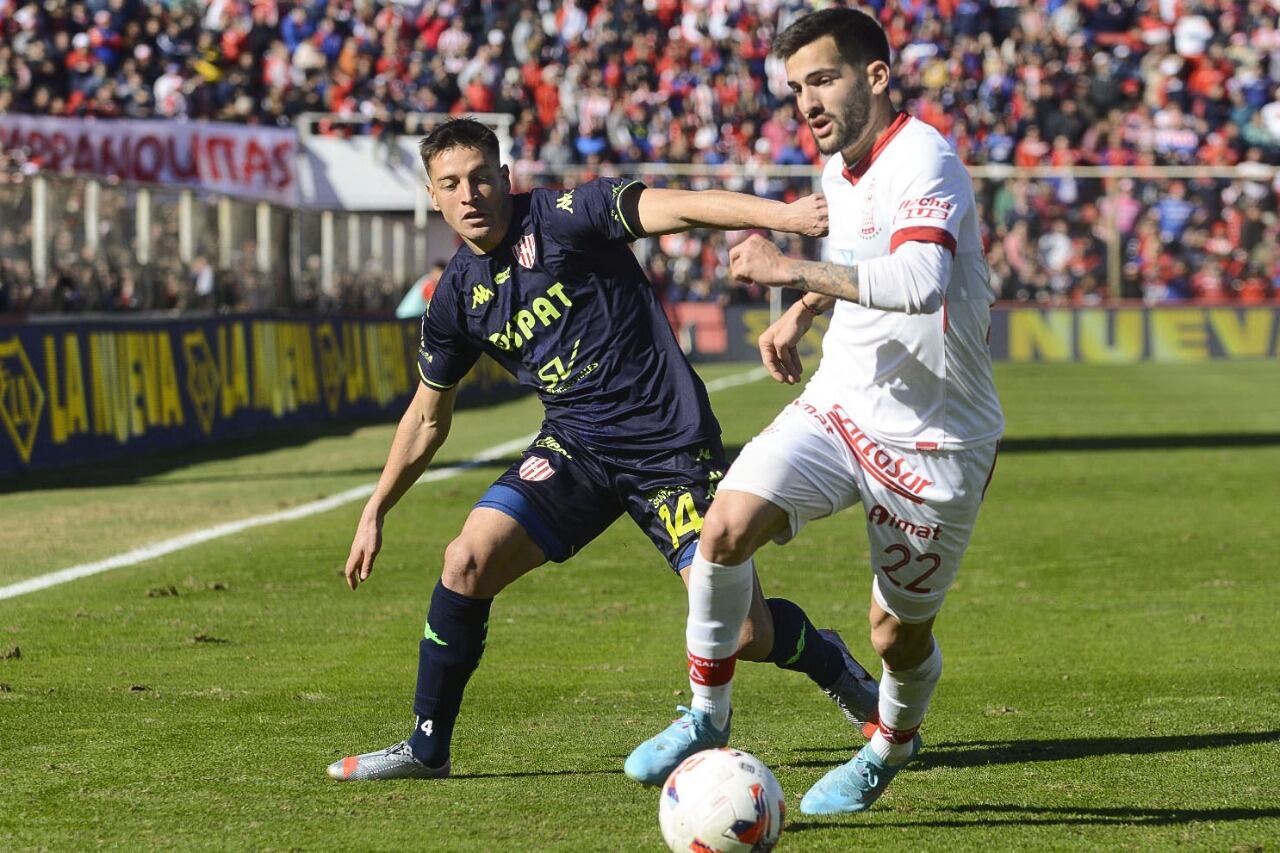Garré y Gerometta luchan por la pelota