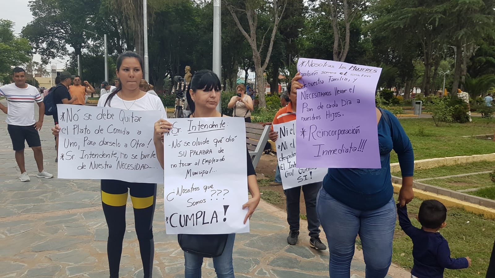 Manifestación en las puertas de la Municipalidad