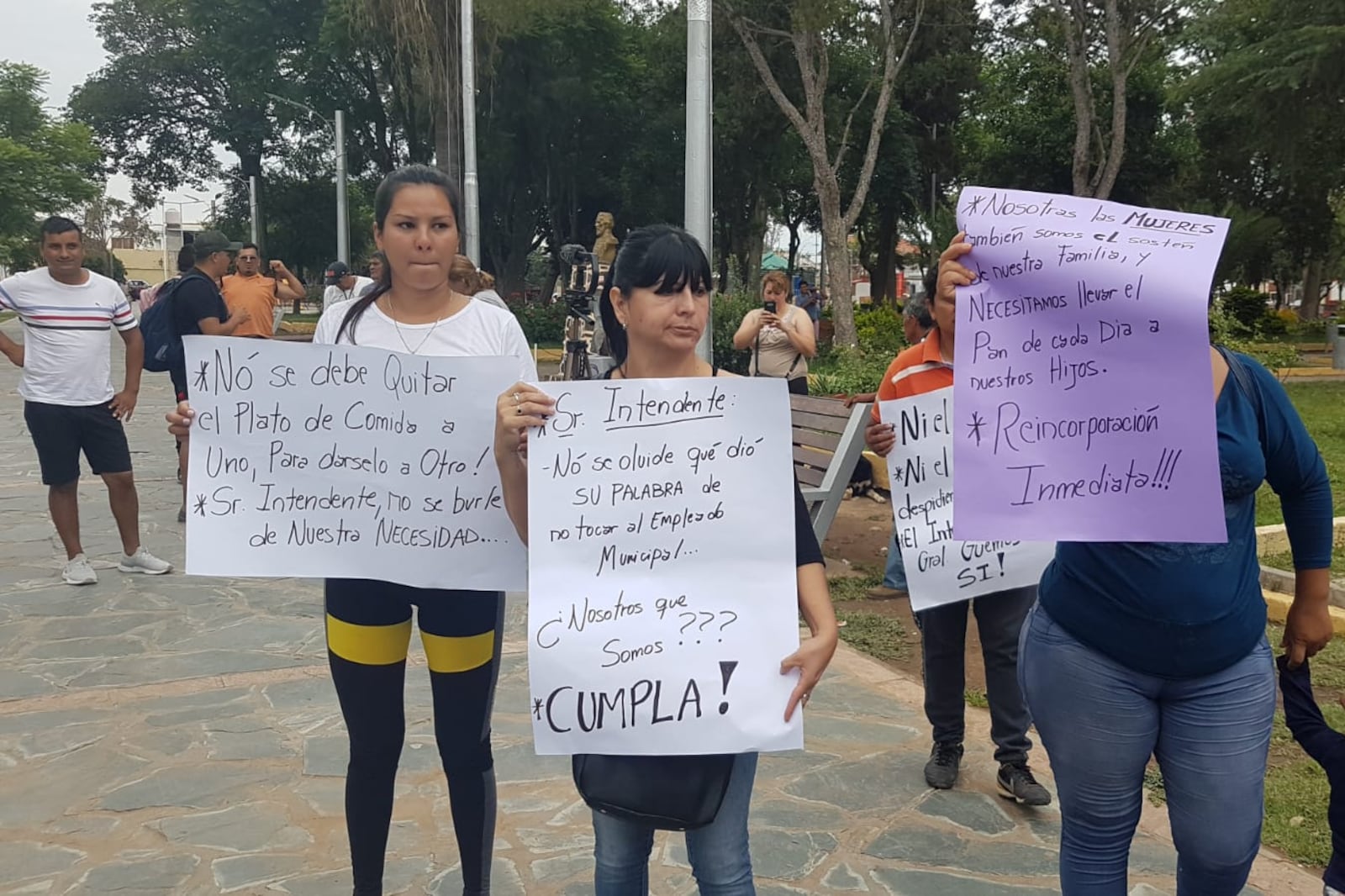 Manifestación en las puertas de la Municipalidad