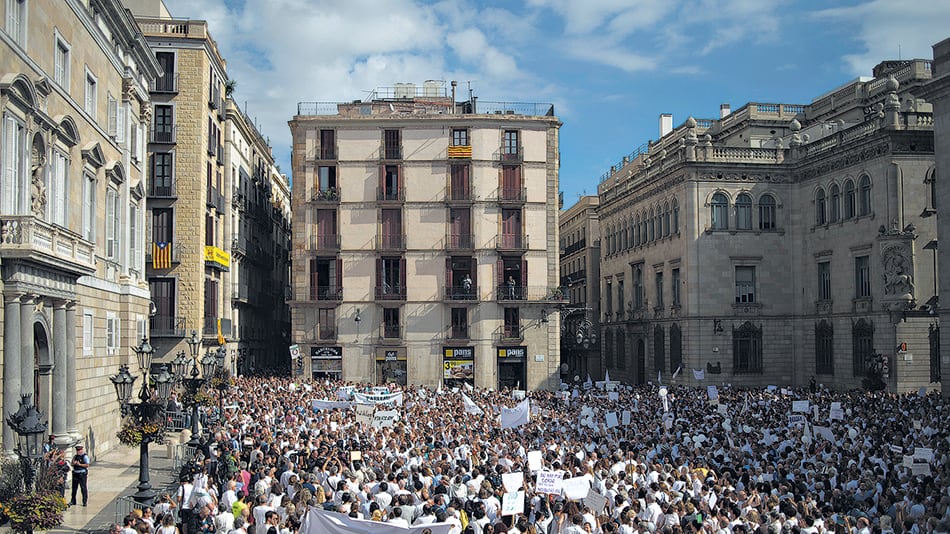 Manifestación en Cataluña en favor de una salida negociada a la crisis y en contra de la represión del movimiento soberanista.