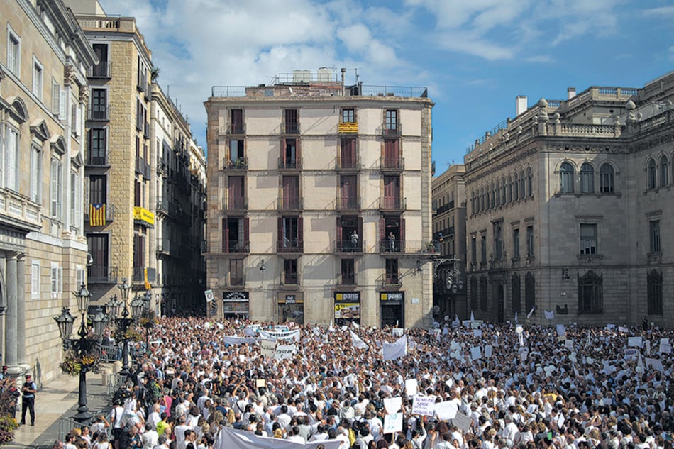 Manifestación en Cataluña en favor de una salida negociada a la crisis y en contra de la represión del movimiento soberanista.