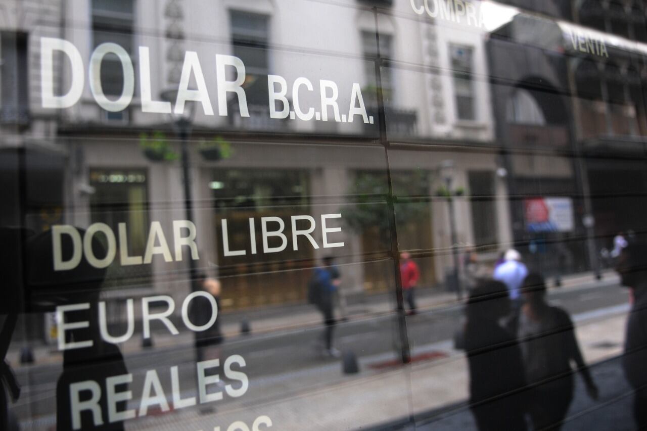 Fuera de las casas de cambio, en cuevas no registradas, opera este mercado de notable centralidad política.