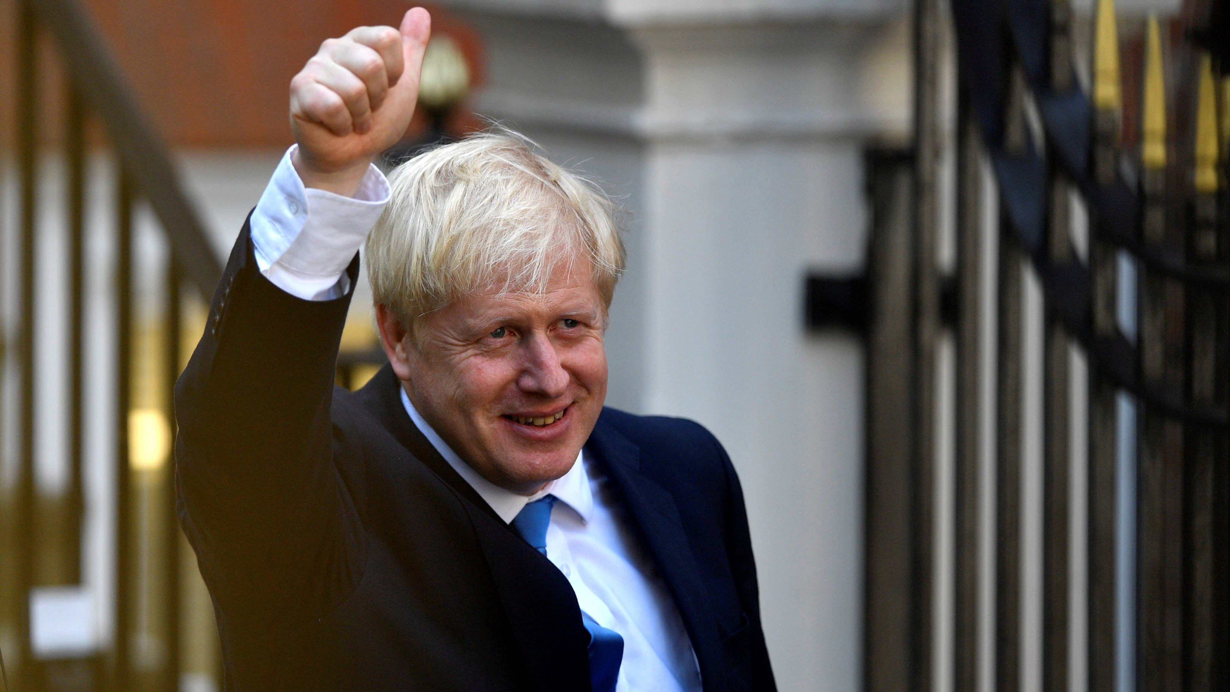 Johnson, transgresor de pelo siempre revuelto, de excentricidad británica culta y superficial labrada en Oxford. Foto 2:Manifestantes disfrazados protestan frente a la oficina de Johnson esta semana.