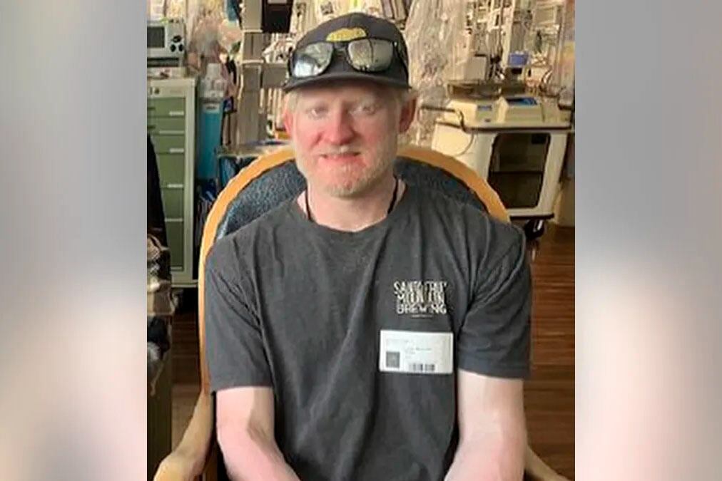 Al momento de ser rescatado del parque estatal Big Basin Redwoods, Lukas McClish, de 34 años, pesaba 15 kilos menos.