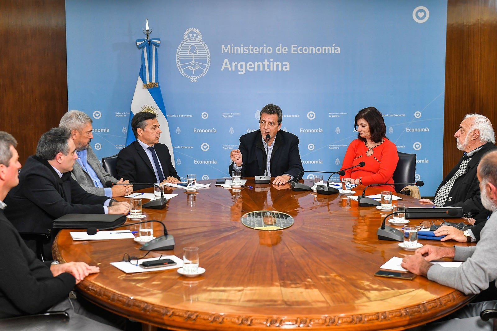 Sergio Massa encabeza la reunión con empresarios y sindicalistas del transporte.