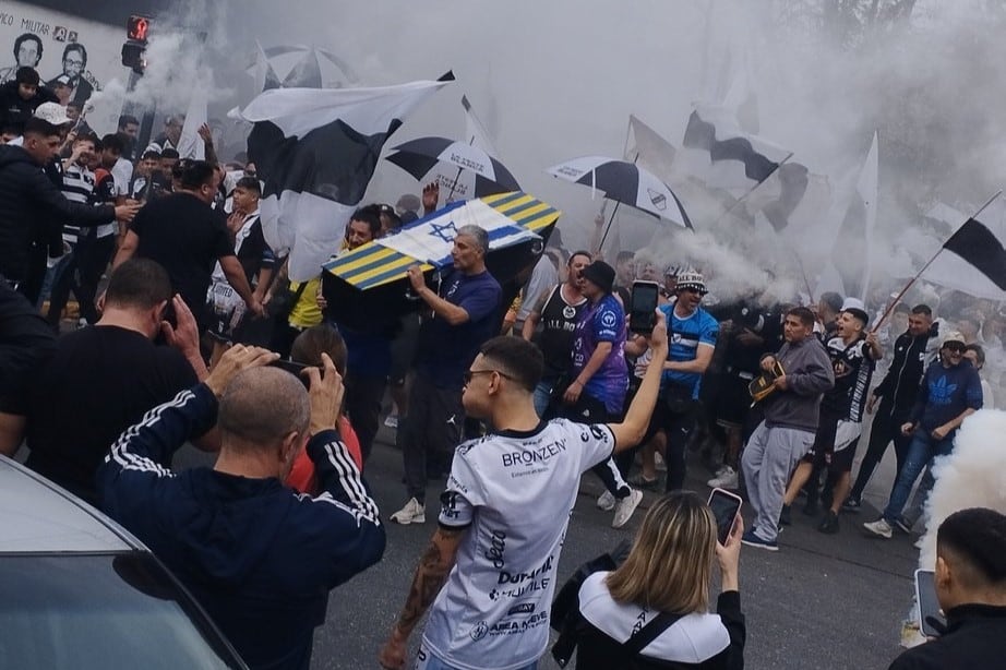 La repudiable imagen de hinchas de All Boys cargando un ataúd con los colores de Atlanta e Israel.