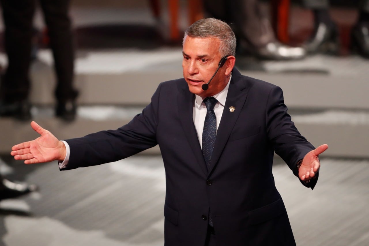  Daniel Urresti, de Podemos Perú, habla en un debate con candidatos a la Alcaldía de Lima.