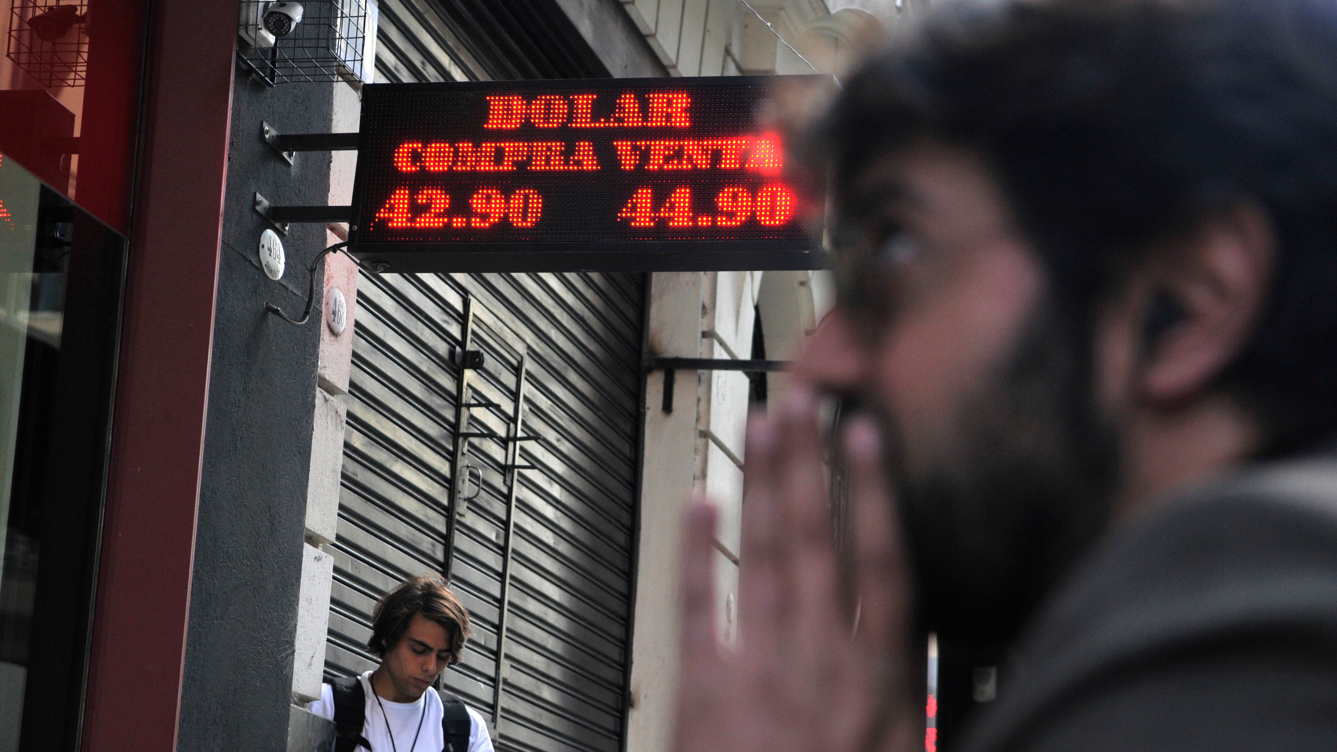 El dólar cerró este jueves en 44,56 pesos y anotó un incremento de 51 centavos.