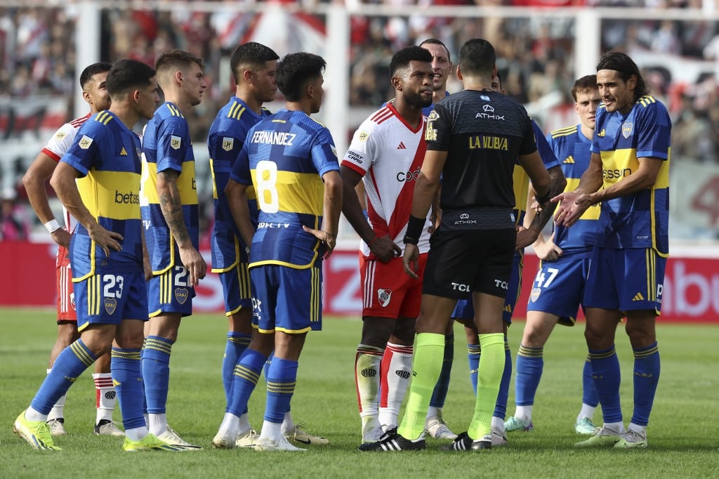 Los jugadores de Boca y River esperan la decisión del VAR en Córdoba.