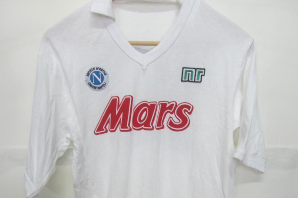 La camiseta que Maradona usó en el Napoli de Italia.