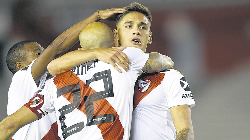 Pinola abraza a Martínez Quarta, autor del segundo gol. Ganó River en un Monumental vacío.