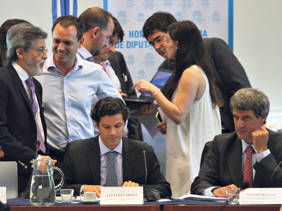 Prat-Gay fue a Diputados, junto a Alberto Abad (Afip), para defender el proyecto oficial.