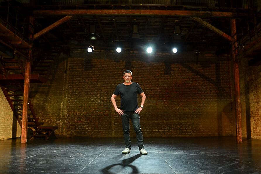 Javier Daulte en el escenario del Espacio Callejón.