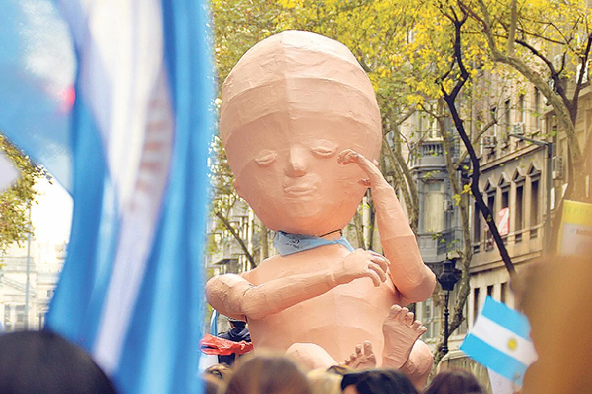 La intención del médico Jorge Pérez y la jueza Ana Laura Mendoza es forzar que se trate a los fetos como si fueran bebés.