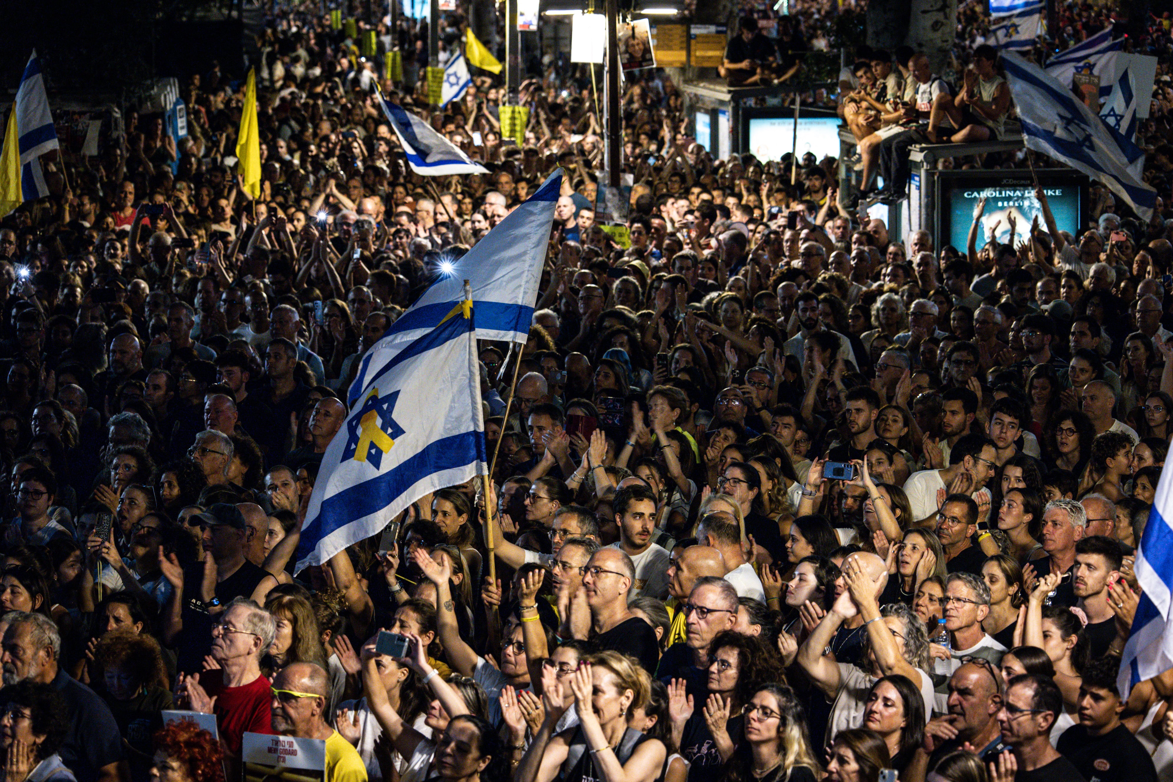 Cientos de personas acudieron el domingo a la Plaza de los Rehenes de Tel Aviv a la espera del rertorno de los rehenes 