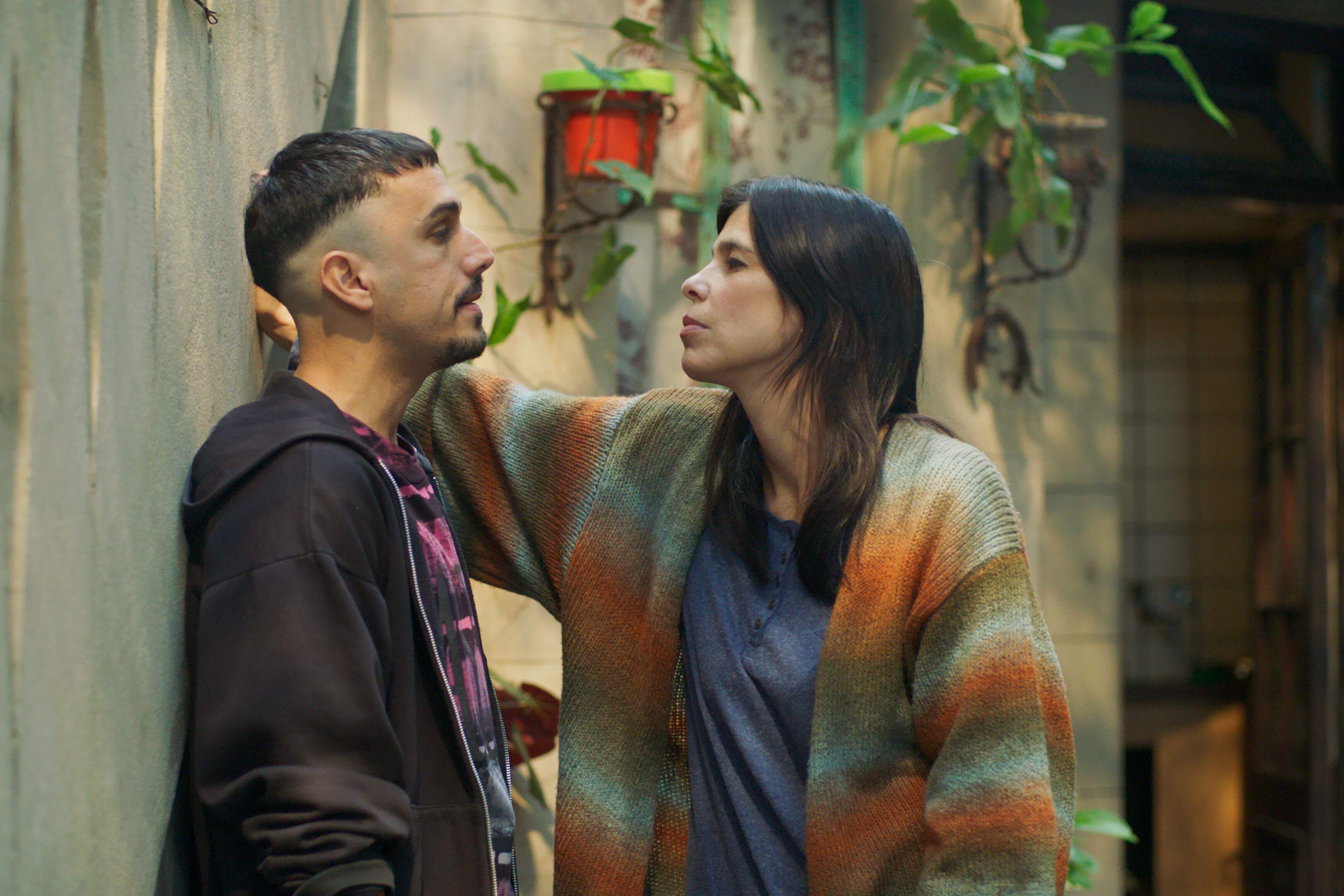 Martín Slipak es el barrabrava Marciano, en un gran elenco que incluye a Valentina Bassi.