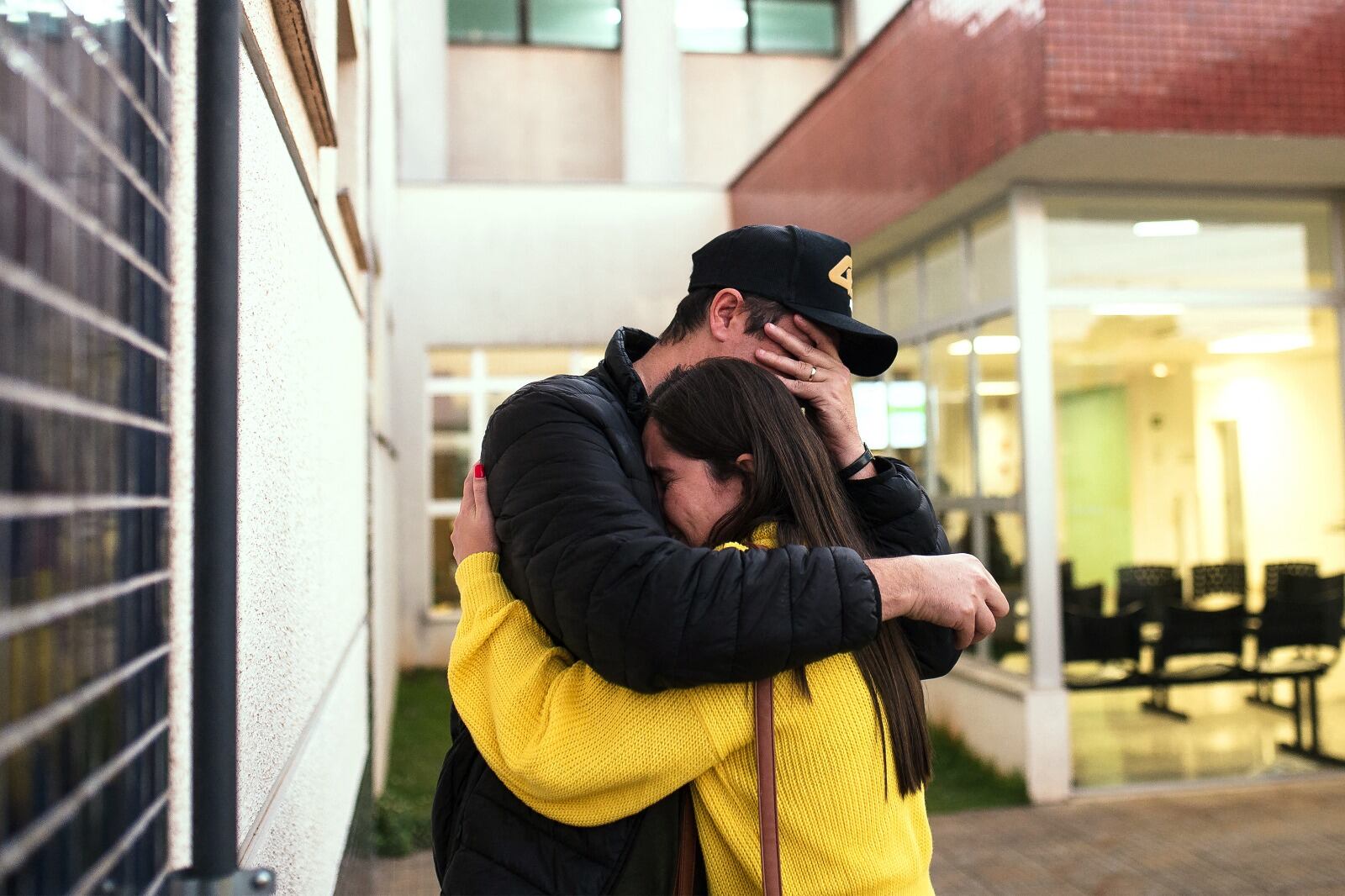 El padre del joven Luan da Silva en el hospital donde murió su hijo.
