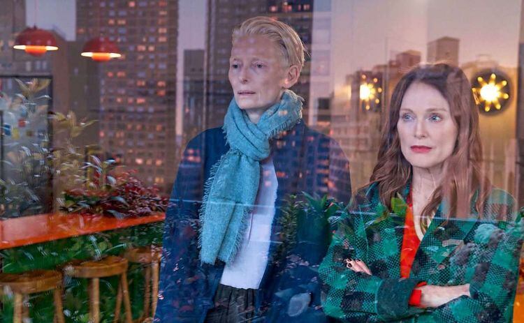 Tilda Swinton y Julianne Moore en una escena de "La habitación de al lado".