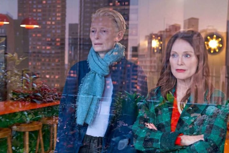Tilda Swinton y Julianne Moore en una escena de "La habitación de al lado".
