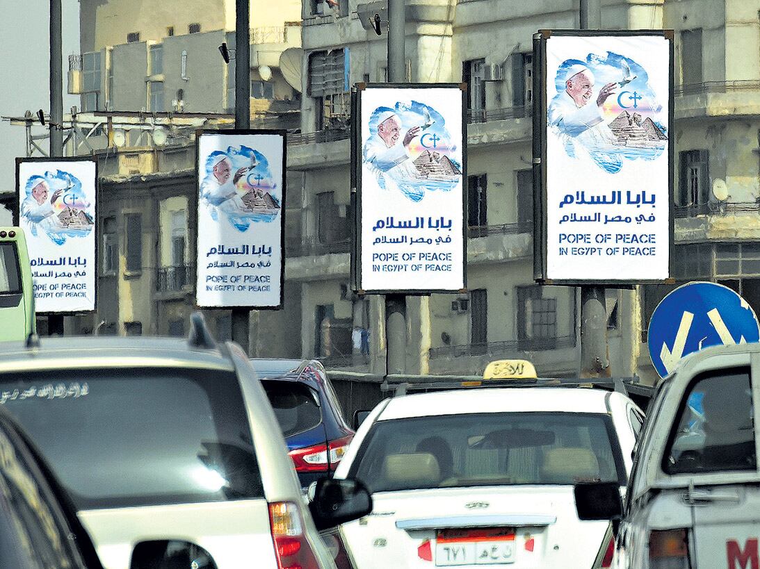 En El Cairo se ven carteles de bienvenida a Francisco, quien llega hoy para una visita de poco más de 24 horas.