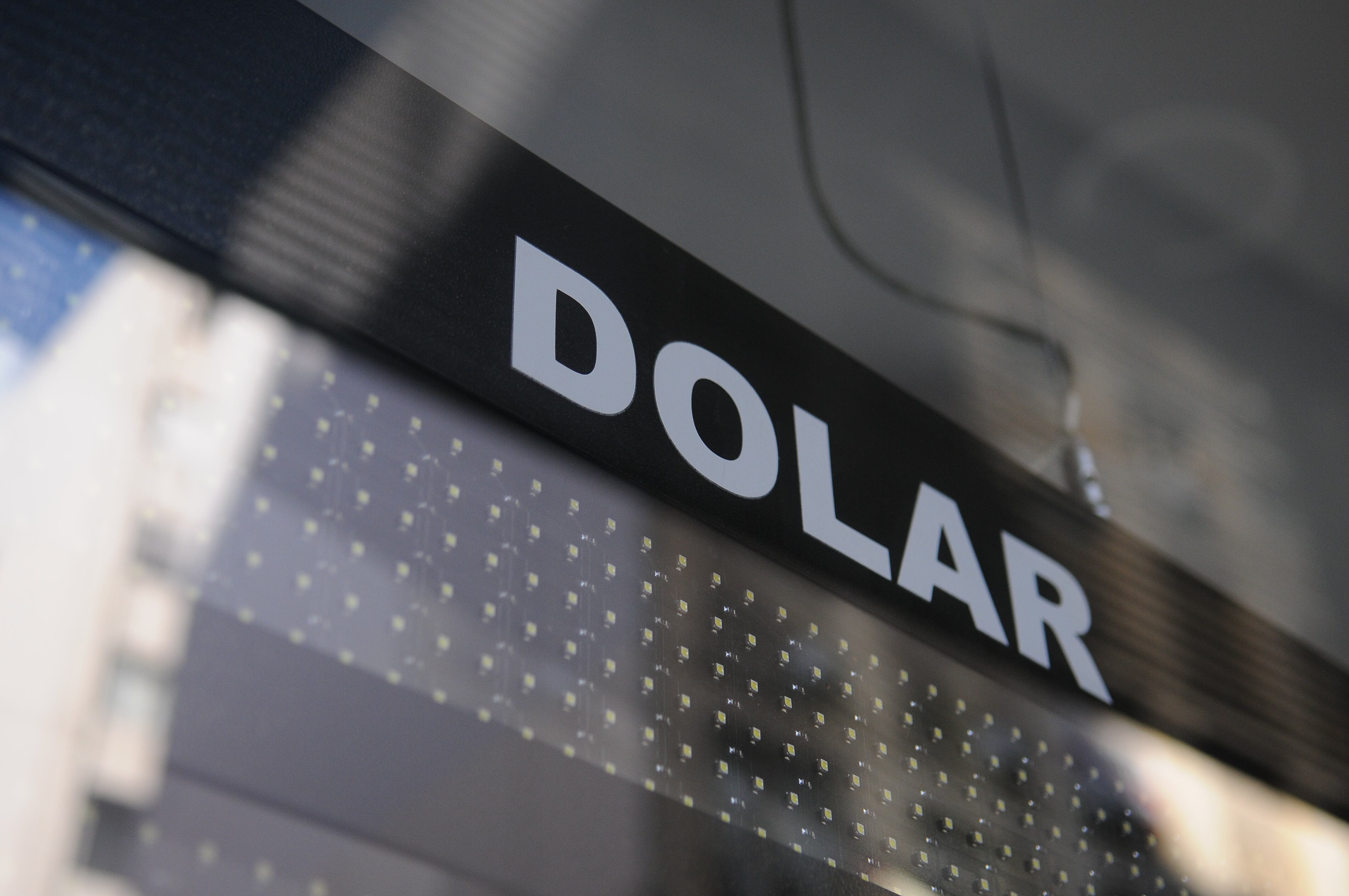 Poca demanda de divisas y cotizaciones en baja al arrancar el mes