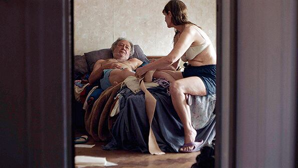 La cama empieza y termina en el lecho matrimonial de esta pareja en disolución.