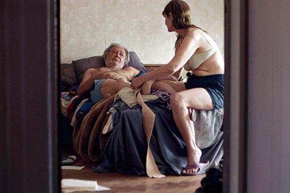 La cama empieza y termina en el lecho matrimonial de esta pareja en disolución.