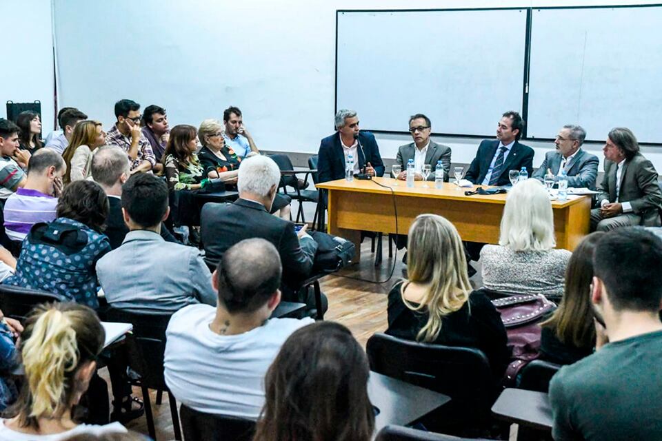 Actividad académica y respaldo al ministro de Seguridad.