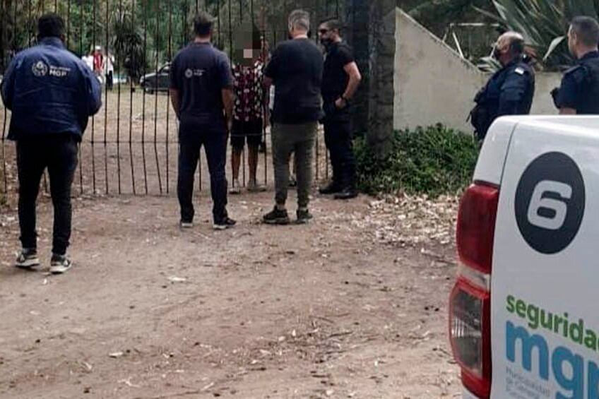 "Durante la madrugada, se desarticularon 20 fiestas clandestinas en las que participaban más de 1200 personas", informó el municipio de General Puyerredón. 