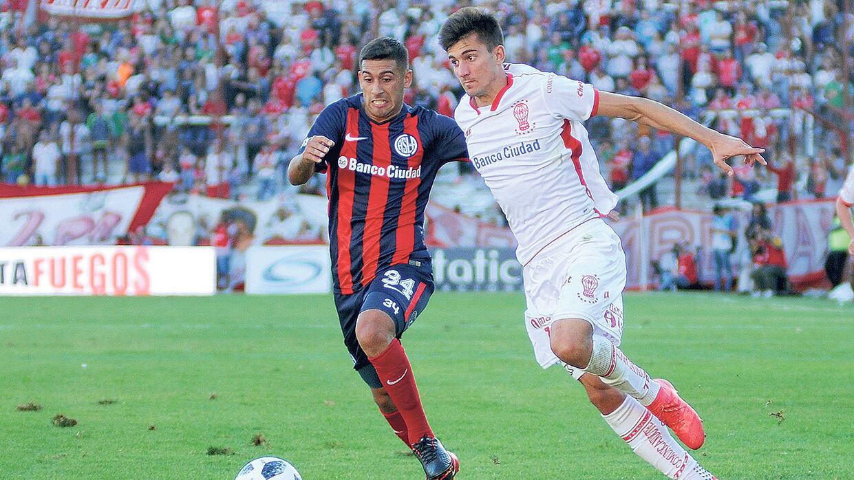 Pussetto en puja con Moyano. El delantero de Huracán jugó un gran primer tiempo y de sus pies nació la jugada del gol de Chávez.
